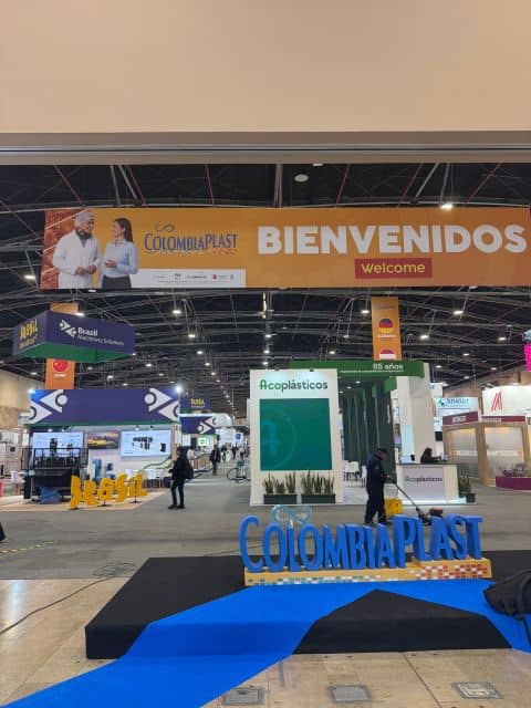Colombiaplast welcome display and exhibition floor
