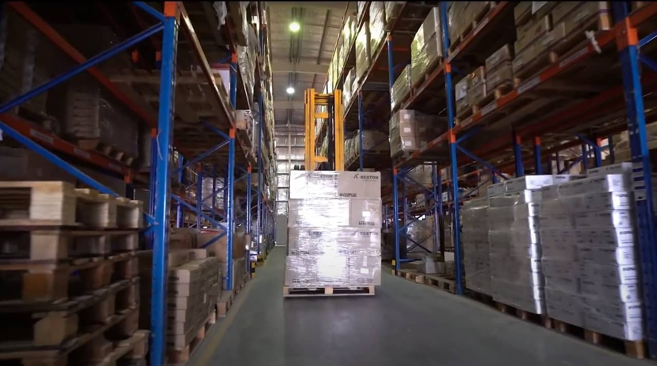 How a Global Polymer Distributor Strengthens Your Supply Chain